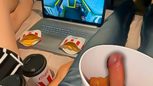 KFC kovası içinde bir sürprizle. Üvey kız kardeş beğenmiş.