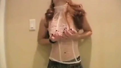 Dans et! kırmızı kafa onun banyosunda dans ediyor.