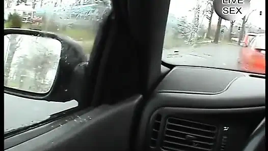 Dövmeli esmer orta yaşlı seksi kadın güzel bir sakso çekmeden önce mastürbasyon yapıyor ve işiyor