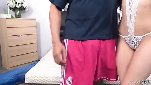 Güzel ve minyon Marley Brinx şanslı porno dan'de fışkırtıyor