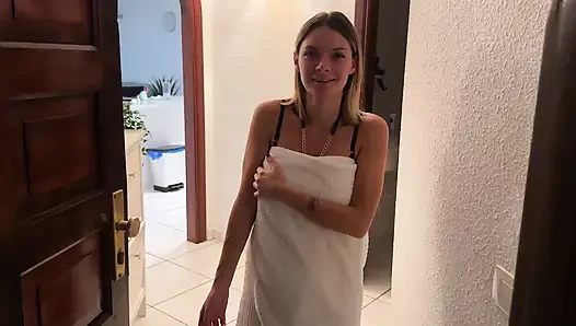 Hamile komşumun kapısını çalıyorum, beni eve aldı, penisimi emdi ve sevişti