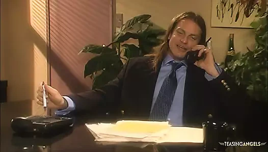 Seksi kadınlar üçlü seks sırasında farklı pozisyonlarda sert sikilmeyi seviyor