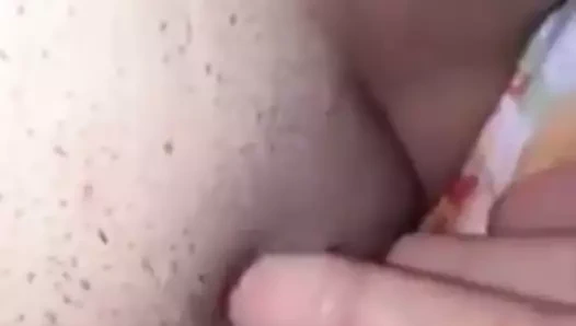 Güzel kız onu kedi gösteren