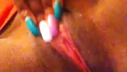 Kız sulu kedi ile oynuyor