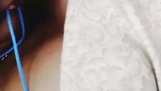 Utangaç evli kadın büyük doğal göğüsler