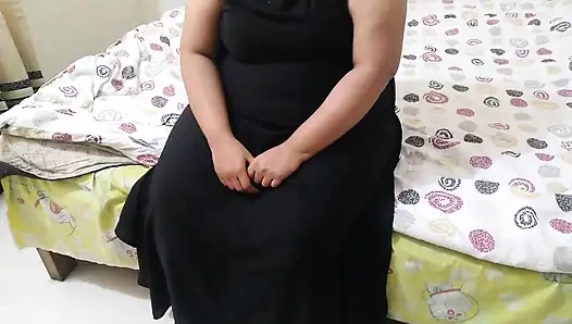 Üvey baba ofise gittiğinde, üvey oğul üvey annesinin odasını ziyaret ediyor ve yatakta sikişiyor ve sulu amına boşalıyor