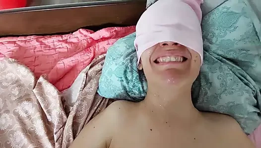 Ateşli bir çiftin vücuda yağ ile şehvetli masajı. Amatör bir çiftle yatak odasında ön sevişme.