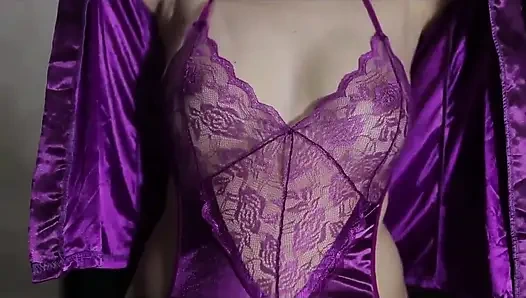 Süper pürüzsüz Endonezyalı kız yarağa binerken saten iç çamaşırı giyiyor