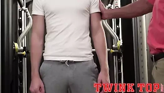 Sporcu barebacks büyük muscle babalar at okulda