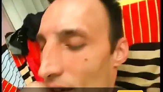 İç çamaşırlı şişman kaltak oturma odasında seks oyuncağıyla adamın götünü sikiyor