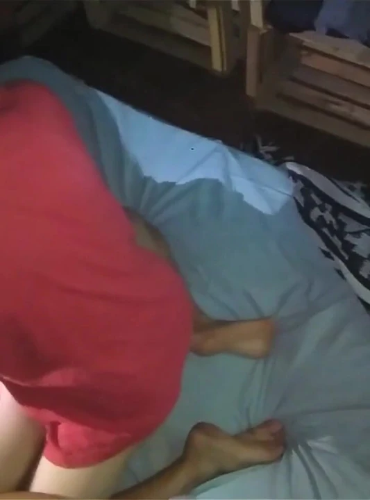 Utangaç bir kızla misyoner kendini yastıkla kapatıyor