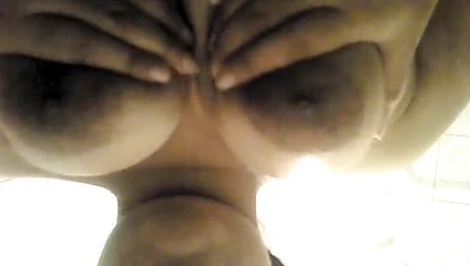 Putita pierde la apuesta  y cumple su apuesta de desnudarse