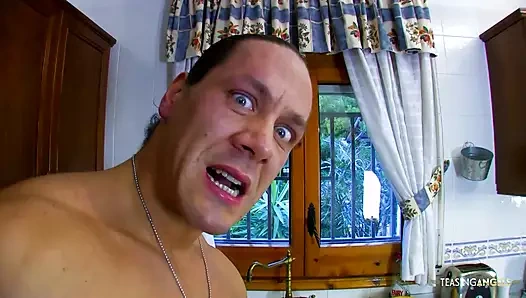 Dövmeli spor salonu tutkunu sıcak esmer ve cums ile şanslı alır