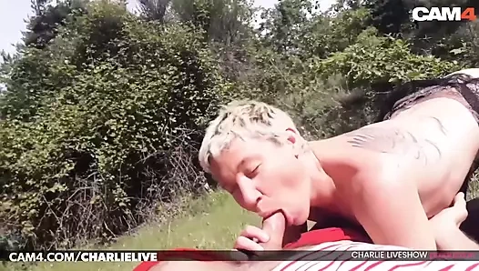 İç çamaşırlı bu edepsiz orta yaşlı seksi kadını sikişirken ve kendini parmaklıyor