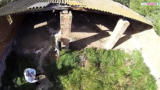 Dövmeli rockçı sarışın orta yaşlı seksi kadın yüksek sesle çığlık atıyor