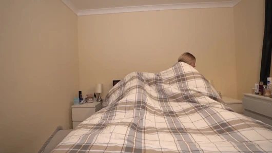 Büyük götlü üvey anne soğuk gecede üvey oğluyla aynı yatağı paylaşıyor