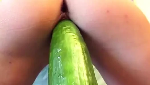Sarışın amatör kalın salatalık içinde kaydırıyor