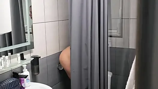 Yurt odasındaki komşu dildoyla kendini sikiyor. Ona sikimi verdim.