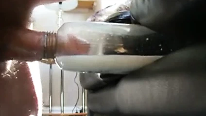 Lanet bir saç kremi şişesi