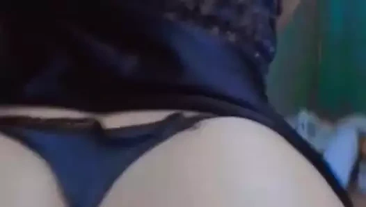 Genç kız bana o güzel ve lezzetli götle lezzetli oturmalar yapıyor