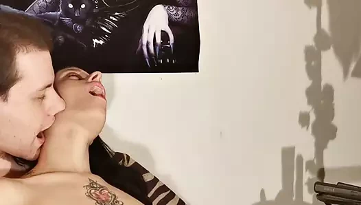 Dövmeli ince genç sürtük için boyun fetişi bölüm 1