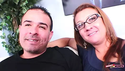 Esmer Patricia bir adamın büyük yarağının ıslak sıkı amını parçalamasına bayılıyor