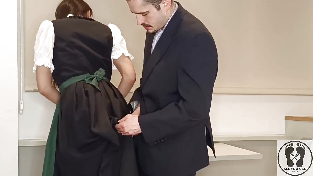 Geleneksel Avusturyalı dirndl giyiyor ve onu sıvazladı