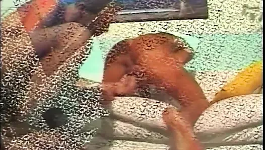 Zonklayan anal esnetme olgun delikanlılar tutkuyla öpüşüyor