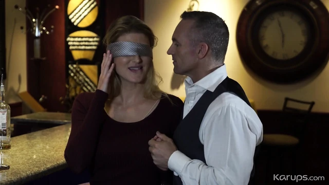 Грудастая милфа Анна Келли на свидании в слепых с барменом