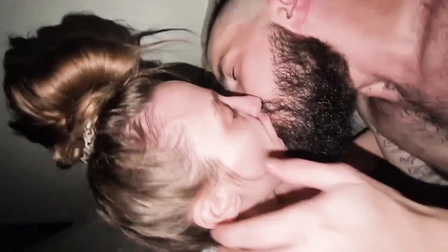 Üvey anne üstüne çıkmadan önce yarak emiyor ve büyük yarağı bir profesyonel gibi sallıyor