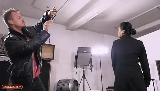 Zarif Kıyafetlerde Asyalı MILF