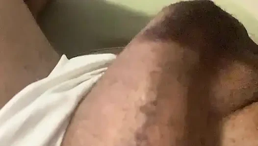 Büyük yaraklı trans göt deliği ve büyük yarakla oynuyor