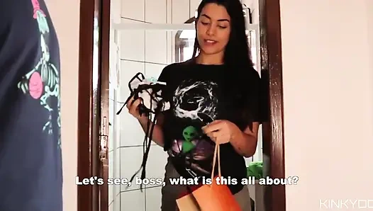 Hizmetçi patronunun yarağını çok emmek istiyor! Fablazed