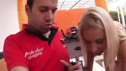 Vücut Geliştirmeci Adam Sarışın Orta Yaşlı Seksi Kadın Ve Latin Sürtüğü Turuncu Sert Üçlü Grup Sekste Sikiyor