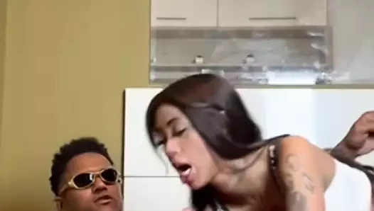 Beni her ziyarete geldiğinde zenci adamın yarağına biniyorum