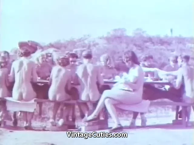 Çıplak yaşam tarzının tadını çıkaran açık hava nüdistleri (1950'lerde vintage)