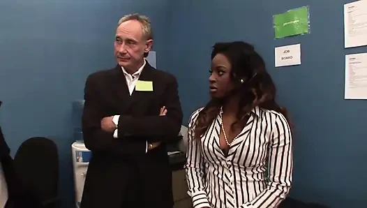 Büyük memeli sürtükler için vahşi dörtlü seks