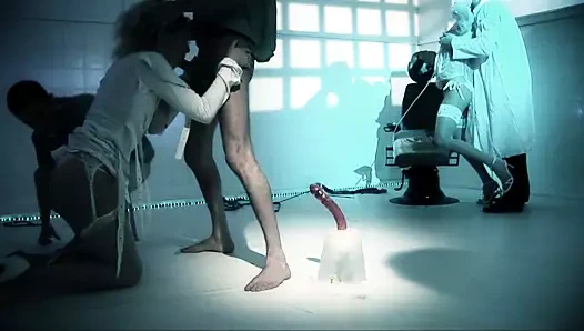 Deli gömleği giymiş sarışın iki doktorla üçlü seks yapıyor