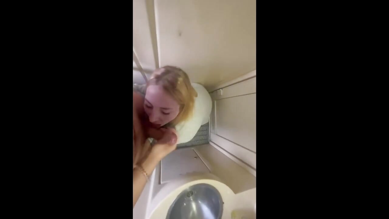 Trende ağza boşalmalı seks