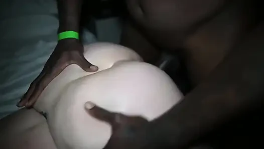 Dövmeli sarışın orta yaşlı seksi kadın Kendra dre'nin büyük zenci yarağını file çorapla derine alıyor