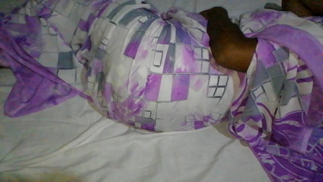 Hintli kız ofiste biraz eğleniyor