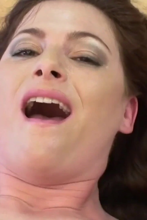 Jessica Fiorentino ve Daria Glower takma yarak oyuncaklarıyla oynamayı seviyor