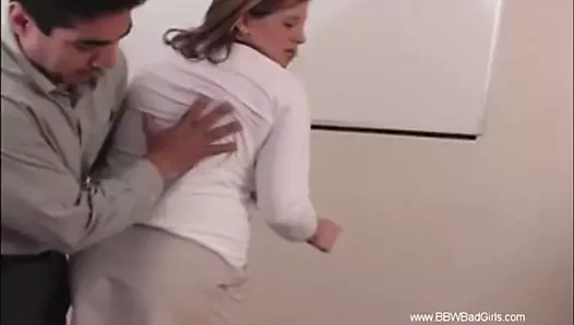 Kötü sekreter iş yerinde hata için şaplak atıyor