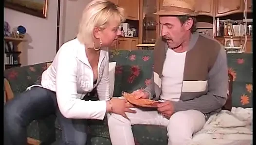 Seksi Alman sarışın yaşlı bir adamın yarağına biniyor