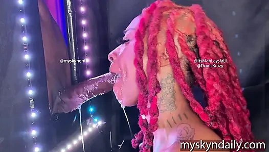 Gırtlağına kadar büyük zenci yarağı alıyor