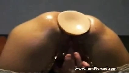 Ben deldi olgun kedi piercing ve büyük eşek fiş ile