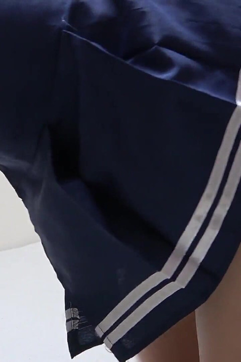 önlük tarzı okul üniformalarından, mini eteklerden, kazıyan tanga sırtlı G-string külotlardan, Japon öğrenci seksi oda temizliğinden taşan