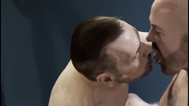 Üvey baba üvey çocuğunu sidikle sırılsıklam ediyor