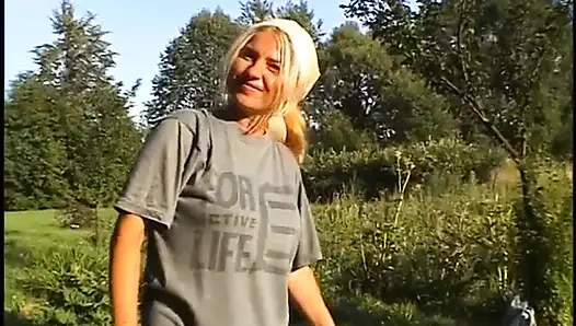 Büyük memeli sarışın olgun amcık oynuyor ve muzla sikiyor