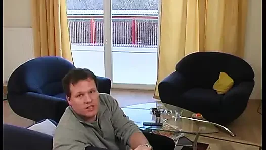 İki kız oyuncu seçmelerinde parmaklıyor